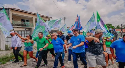 Com mobilização em quatro bairros e caminhada, ‘Onda Azul’ arrasta apoiadores da reeleição de Cícero e Leo