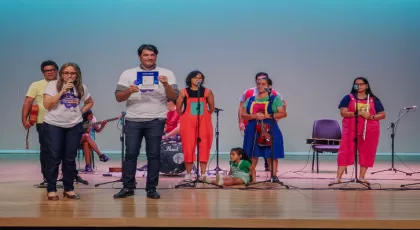 Caminhos para o Futuro - Leo Bezerra prestigia tarde de autógrafos de alunos com deficiência e destaca trabalho da Prefeitura para promover a inclusão